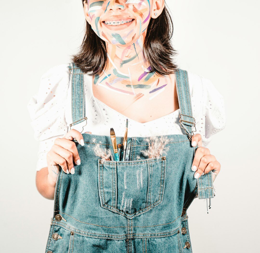 Brazilian woman smiling and giving a thumbs up, symbolizing personal growth